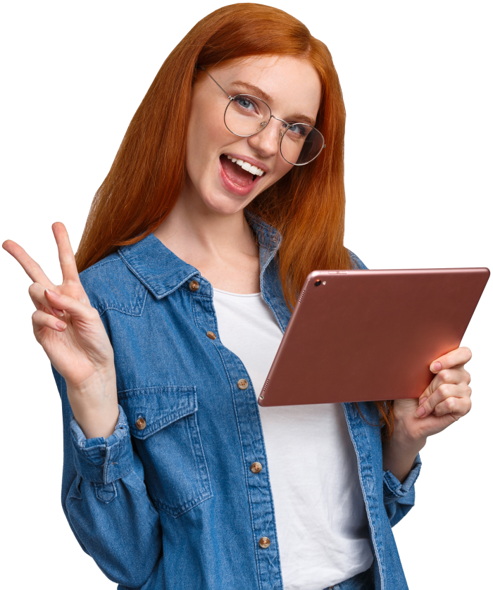 Mulher jovem segurando tablet e fazendo symbolo com as mãos